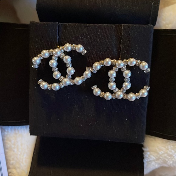 CHANEL Stud Earrings AUTHENTIC BRAND NEW - Picture 1 of 12